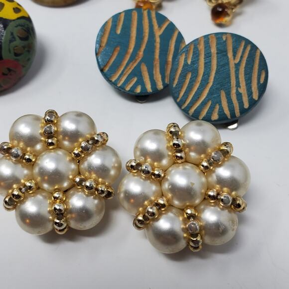 Vintage Lot of mid sized clip on earrings with different themes Great condition - Picture 4 of 8